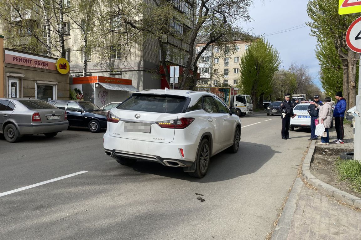 В Екатеринбурге школьник попал под колеса Lexus - «Уральский рабочий»